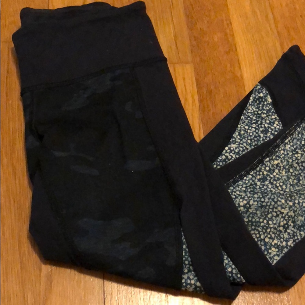 Lululemon 2 Navy camo Crop Leggings - Picture 2 of 3